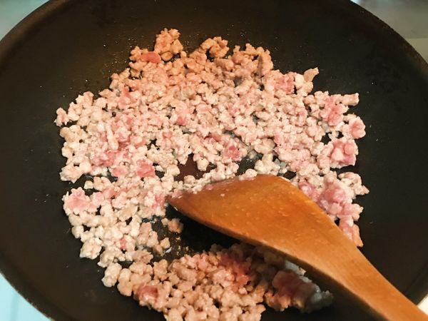 下油、加入絞肉拌炒、加少許米酒去腥