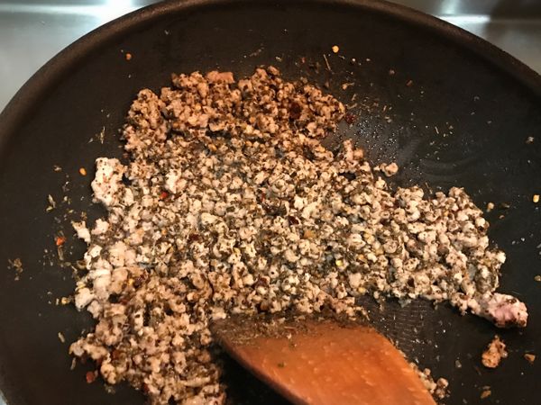 8分熟後加香料包(也可以自己九層塔剁碎) 辣椒依個人口味添加