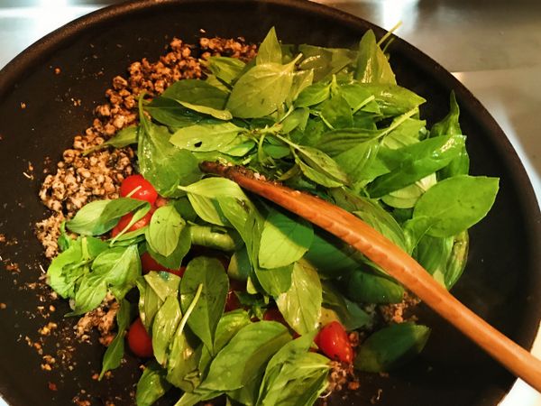 加入九層塔跟、小番茄拌炒