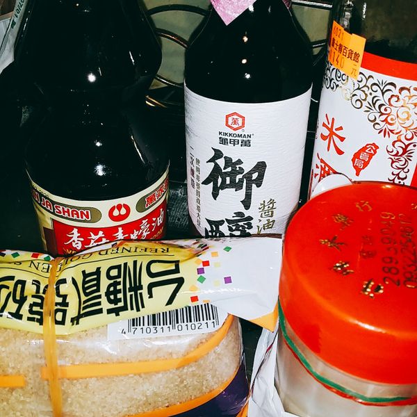 在等待同時準備煮調味料把上述原料加入調勻再加入兩湯匙水，然後開火邊煮邊攪勻，煮滾後備用