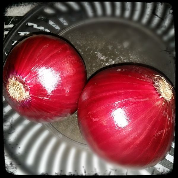 紅洋蔥切掉頭尾剖半切成絲，一般都會浸泡冰水，相對味道也會淡掉，所以就省了這道程序，皮蛋剝殼後切塊，洋蔥與皮蛋分別盛盤備用