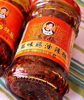 這次是用老干媽的辣椒油，之前有用做麻辣湯底還不錯（絕無廣告心態😊）取出1湯匙的量與白醋，花椒粉攪拌均勻，分別倒入紅洋蔥裡拌勻，用淋的在皮蛋上頭，不要攪拌不要弄糊