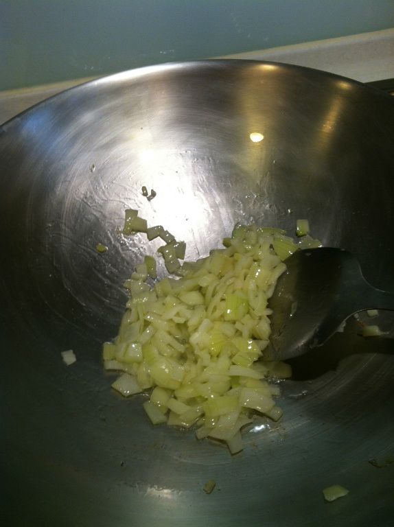 鍋中放適量的橄欖油,先將洋蔥用小火炒3~4分鐘