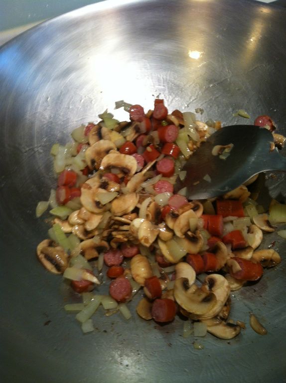 再將熱狗或火腿洋菇一起放入拌炒