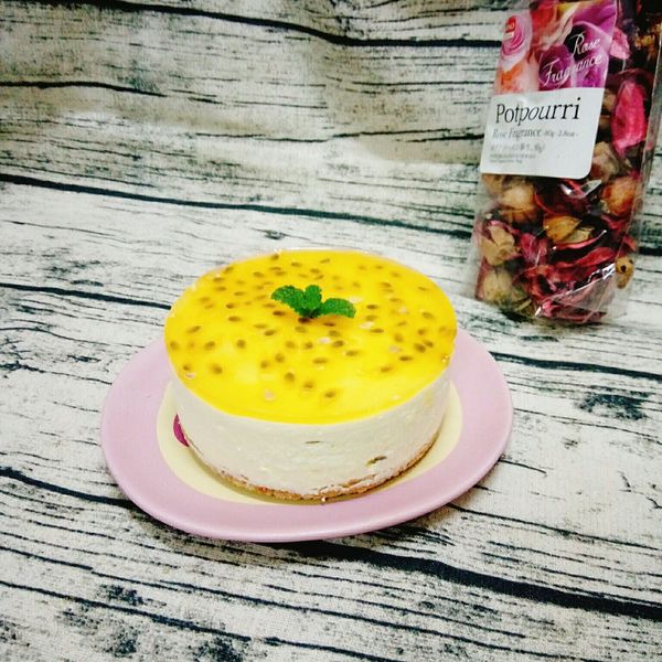 製作上層百香果凍囉~
1.吉利丁片泡冷水 軟化擠乾~
2.百香果+水~90g 加溫融化吉利丁即可  放涼
3.拿出生乳酪 淋上去~~
4.放冷藏4小時以上~~~  建議超過4小時 ~