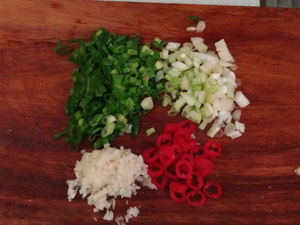 蔥切珠，白綠分開，蒜頭切細末，辣椒切珠。