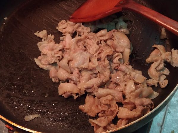 熱鍋免加油，直接放進不沾鍋快速炒開，肉色略白即先起鍋備用。