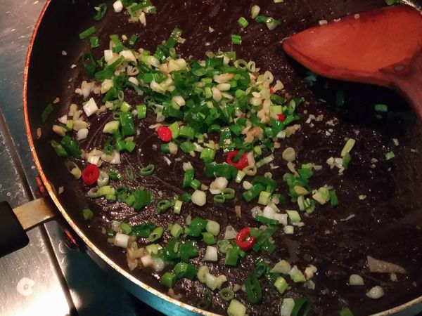 五花肉會煎出油脂，所以原鍋再加一點點油就好(或不加油亦可)，依序放進蒜末、蔥白爆香(這裡不小心連蔥綠也抓進去一些)，想要有一點點辣，就先放一部分辣椒。