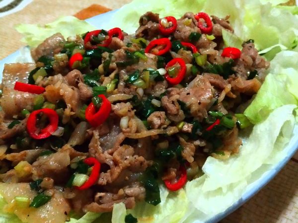 非常鹹香，所以鋪上美生菜，可以盤飾也可包夾肉片吃，配上生菜的鮮甜味，好吃！