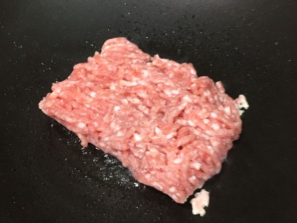 起油鍋，放絞肉稍微拌炒開