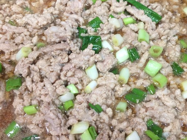 青蔥拌一下，關火上桌。