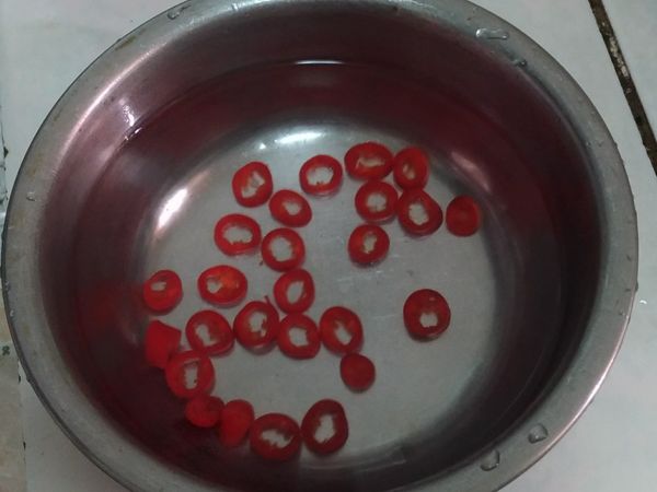 因為怕太辣，又不想破壞辣椒圓珠型，所以去仔再泡水裡，我是純粹裝飾用，喜歡辣味者，這步驟可免。