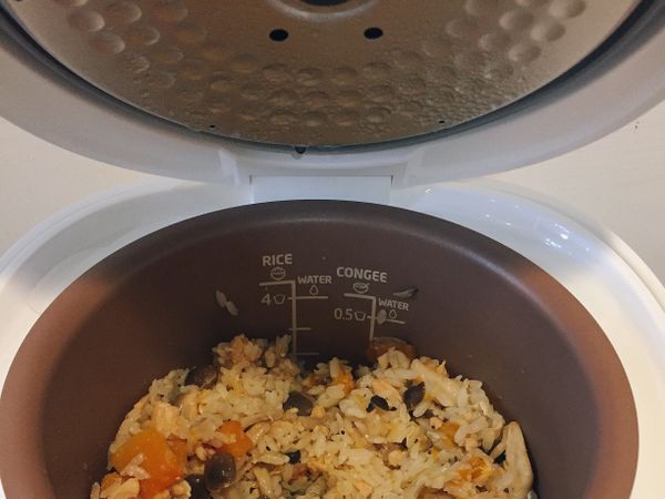 鴻禧菇拔一拔
一起丟進南瓜鮭魚的大碗裡

撒黑胡椒蒜粒
用手捏捏攪拌
加入一點點甘露醬油
繼續均勻混合