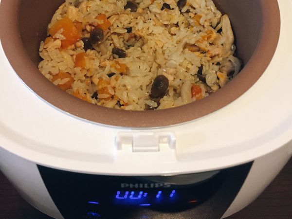 洗米
米倒進剛剛炒南瓜鮭魚的電子鍋

加水

把大碗裡的南瓜菇菇鮭魚放在米上
均勻鋪平

點選煮米
等待

嗶聲後開蓋攪拌
再關上悶1-2分鐘

上菜～