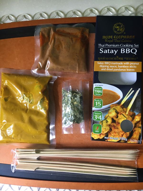 材料:
泰國藍大象Cooking Set 1盒
雞翼 10隻

 內有如下:
沙爹BBQ醃料 (Satay BBQ Marinade)
乾香料 (Dried Spice)
泰式花生醬 (Thai Peanut Sauce) 
竹籤 (Bamboo Sticks)