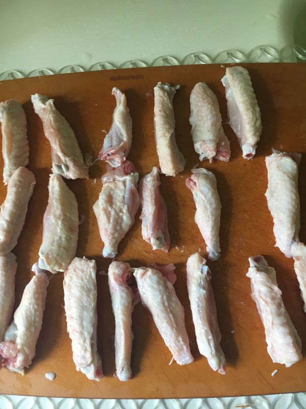 1. 雞翼解凍、洗淨，用廚房紙抹乾水份；用廚房剪或刀在中間開2，成單骨雞翼；加入沙爹BBQ醃料及乾香料最少醃1-2小時。