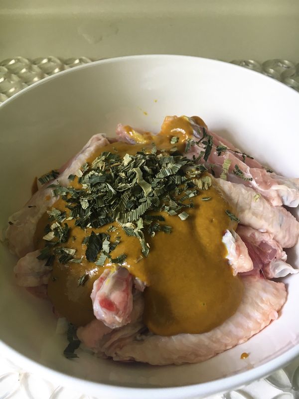 2. 預熱焗爐，將雞翼皮向下，180度焗15分鐘。
3. 雞翼反轉，雞翼皮向上，200度焗15分鐘，至雞翼熟透表皮金黃，伴上泰式花生醬 ，即成。