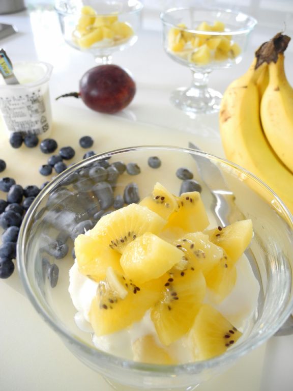 步驟2,將水果一層一層放上,淋上優格,在上百香果～