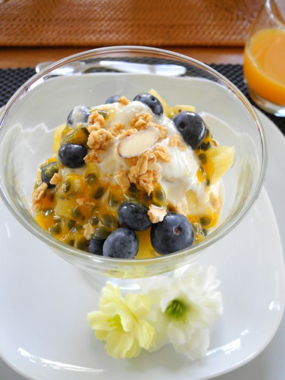 最後撒上桂格蜂蜜麥片,水果優格沙拉完成！