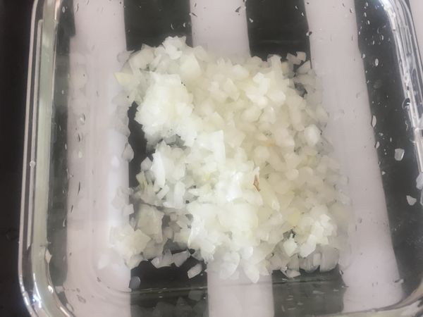 洋蔥切碎備用。