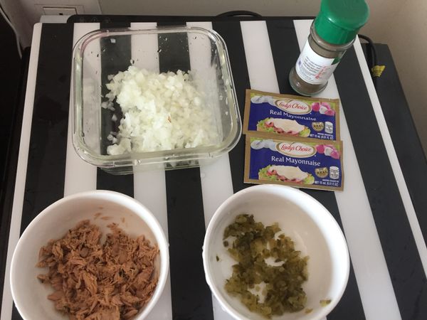 準備美乃滋、鮪魚罐頭、酸黃瓜切碎。