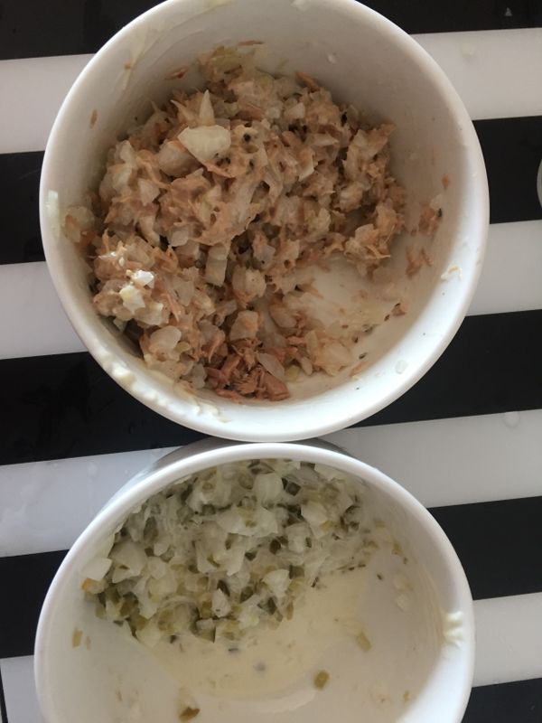 〈洋蔥鮪魚沙拉〉
放水煮鮪魚到乾淨的碗，放一些洋蔥碎、鹽巴、糖、美乃滋、黑胡椒粉、少許檸檬汁攪拌均勻。
〈酸黃瓜沙拉(塔塔醬)〉
準備乾淨的碗，放入碎酸黃瓜、美乃滋、糖、少許鹽、檸檬汁攪拌均勻。