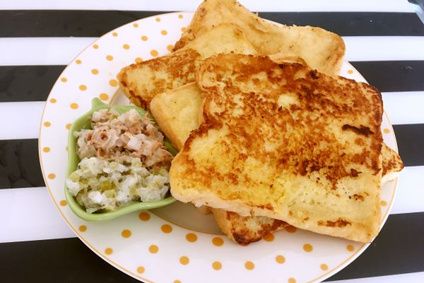 在盤子中打兩個雞蛋加牛奶或鮮奶油打勻。把土司兩面均勻沾上蛋液備用。
起油鍋放入奶油後將吐司兩面煎到金黃就完成了法式吐司。