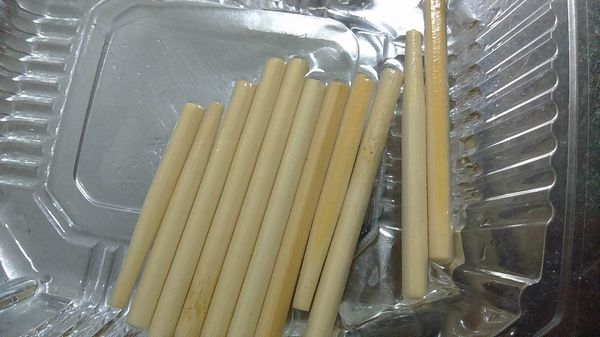 衛生筷1支截3支，用清水洗一次，在用飲用水泡著備用。