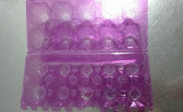 雞蛋盒洗淨備用。