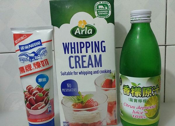 三種材料做【香檬乳酪糊】，把鮮奶油、煉奶及香檬原汁拌勻。