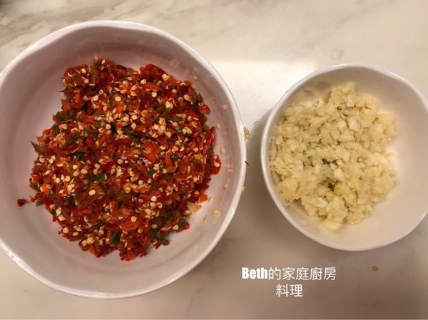用食物調理機將辣椒及蒜粒打碎