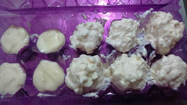 調好的草莓優格乳酪糊，舀些至剛填入的香檬乳酪糊上，個個最好不要連在一起要間隔開，要吃冰時才不會連在一起還要拆。