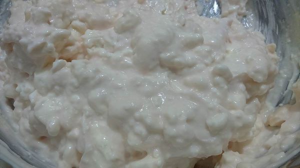 攪拌均勻的草莓優格乳酪糊，可以準備舀入模中。