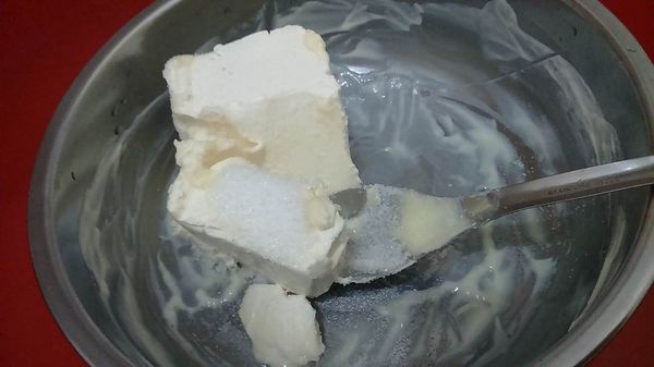 【草莓優格乳酪糊】使用熱水隔水加熱法，加速奶油乳酪及白砂糖拌勻。