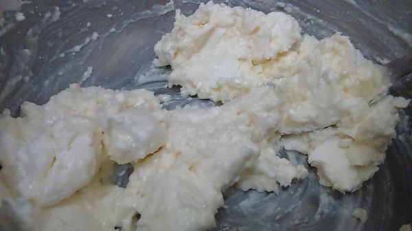 拌至奶油乳酪有光滑面澤即可離開熱水。