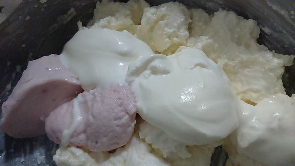 趁還有餘溫，加入草莓優格、打發鮮奶油攪拌均勻。