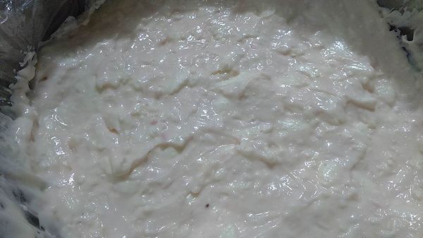 取模放入保鮮膜當底，草莓優格乳酪糊舀入鋪平。