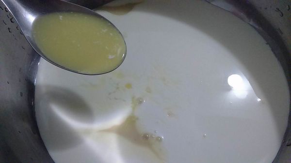 無香檬原汁也可以改用檸檬汁也可，只要有酸性凝結鮮奶油就可以變乳酪，記得充份拌勻。