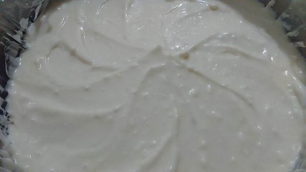 香檬乳酪糊舀入草莓優格乳酪糊上鋪平，用湯匙塑型冷凍2小時即結凍即可享用。