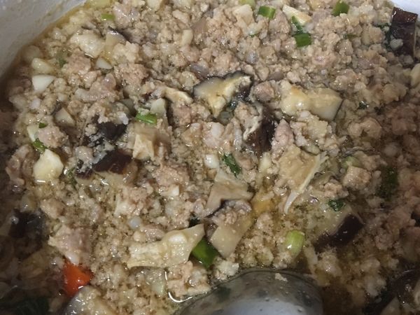 1.蒜頭、青蔥、辣椒洗淨後切末
2.香菇洗淨切丁
3.絞肉及上述碎末、香菇一起放入熱鍋，倒入適量麻油爆香
4.轉小火，依個人喜好加入適量醬油清、醬油膏後，燜煮10～15分即可上菜。