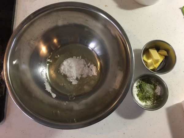 把蛋白和糖粉混合均勻，常溫奶油融化備用，低筋麵粉和抹茶粉放一起過篩備用。
烤箱170度預熱十分鐘。