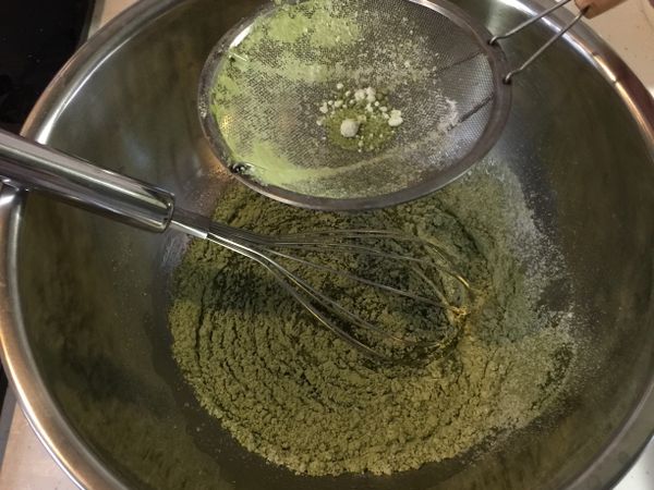 把篩好的麵粉和抹茶粉倒入拌勻好的蛋白和糖粉裡，然後攪拌均勻。
再加入鹽。
再倒入融化後的常溫奶油一起攪拌均勻。
全部拌好之後，拿到冰箱冷藏一小時再繼續操作。