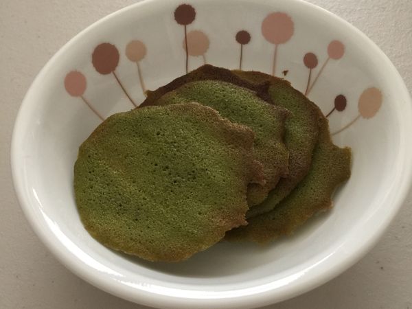 烤完後把餅乾從烘焙紙上拿出來放涼，就完成了。