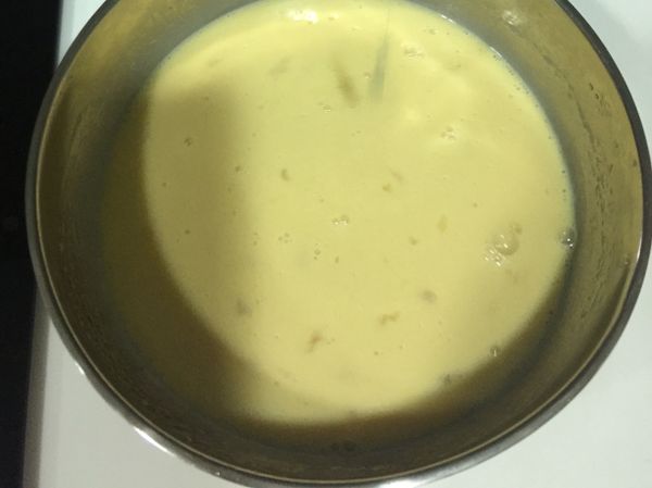 除了麵粉以外將其他的食材放進盆子裡面攪拌均勻