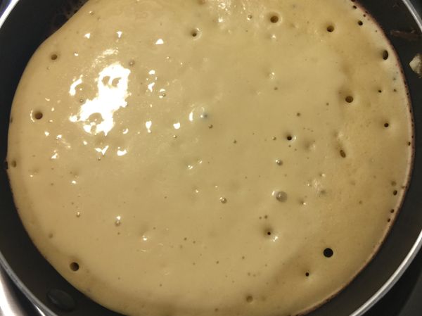 將麵糊放到不沾鍋裡等麵糊都是洞洞時再翻面再煎一下就完成