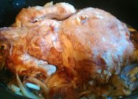 〈摩洛哥燉雞〉從雞胸中間切入，使整隻雞張開；把拌勻的1小匙桂皮粉和2匙鹽，1／2匙胡椒和丁香粉抹上雞身；慢燉鍋slow cooker裡加2杯水，1個切的洋蔥，1／4杯葡萄乾和杏子乾；雞背朝下放上；高溫煮3小時或低溫5小時。