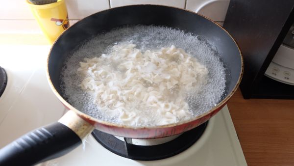 先清燙打開包裝
水煮滾後下入紅蔾麵
～約２０分鐘
熟後：撈起在冰鎮紅蔾麵