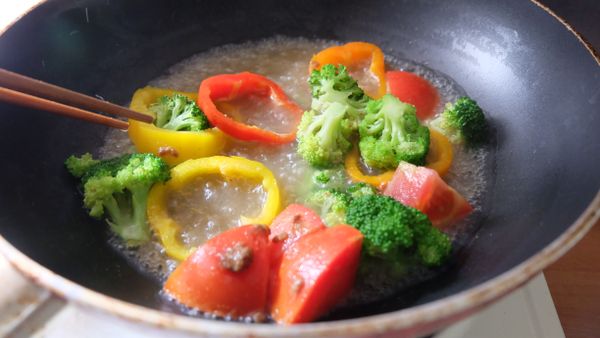 冰鎮紅蔾麵待等過程中～
再起鍋先將蔬食炒起
加少許的調味料：一小匙沙茶
（ＰＳ不需加多殘留本身蔬食甜感）