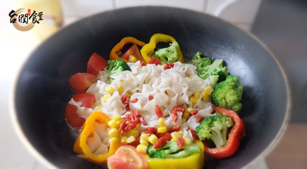 再將冰鎮後的紅蔾麵一起丟入
和玉米及枸杞～一起水炒～

此步驟將蔬果甘甜味與紅蔾麵注入原先原味