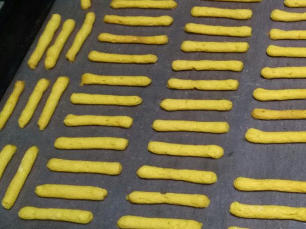 5）裝入擠花袋或塑膠袋內,角落剪個洞，擠出條狀到烤盤的烘焙紙上。
6）送入已經預熱150度的烤箱，烘烤25~30分鐘(視擠出的薯泥粗細調整時間)

**烤至內部完全乾燥就可以收在密封的罐子！